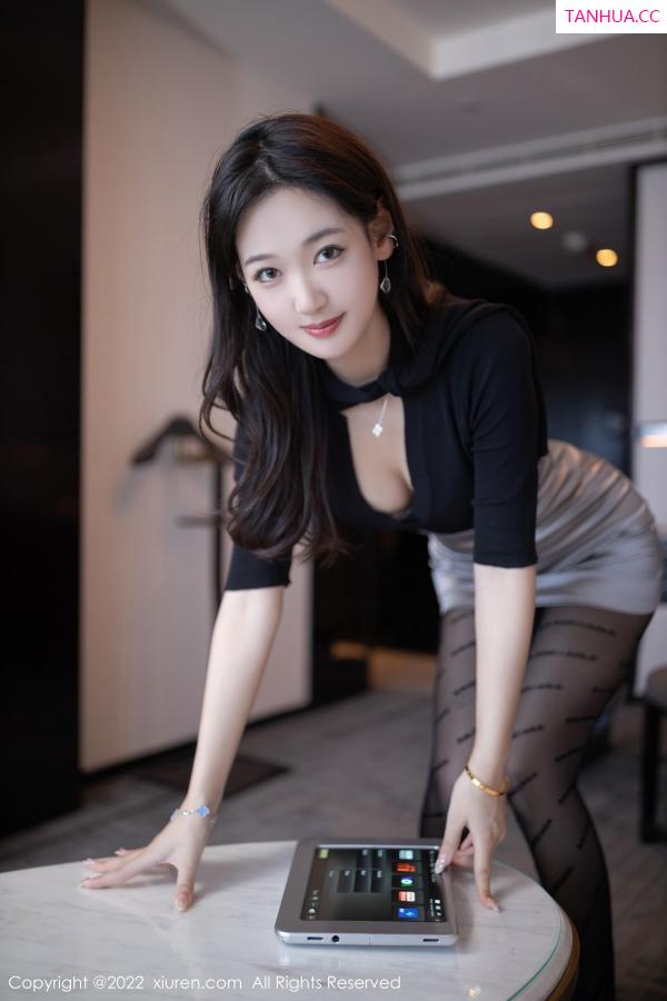 唐安琪  [XiuRen]高清写真图 2022.11.21 No.5887 唐安琪 黑丝短裙第15张图片